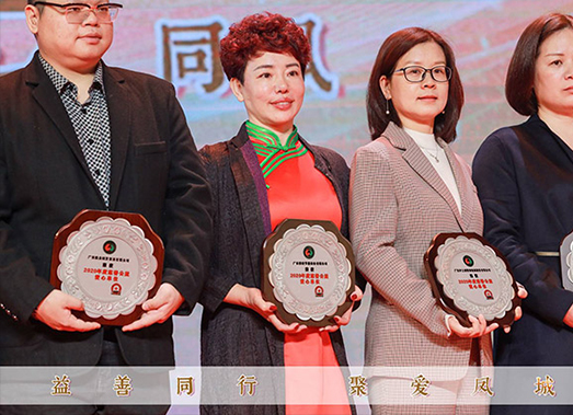 碧涞徐权芝女士领奖（左2）