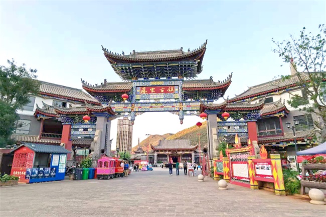 云南古镇用空气能温泉热泵热水机，恒温舒适更节能