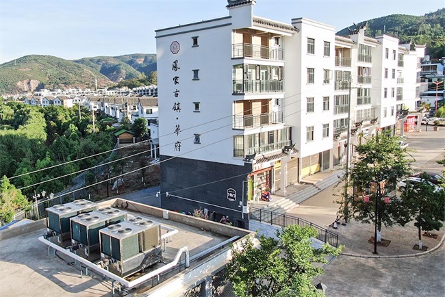 云南古镇用空气能温泉热泵热水机，恒温舒适更节能