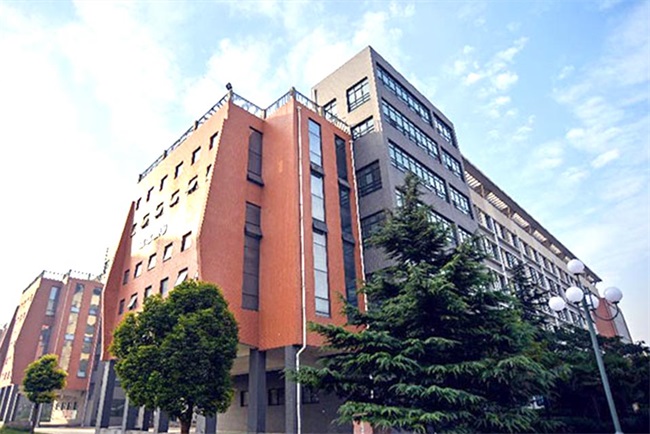 北方学校建设宿舍采暖系统能用空气能热泵吗