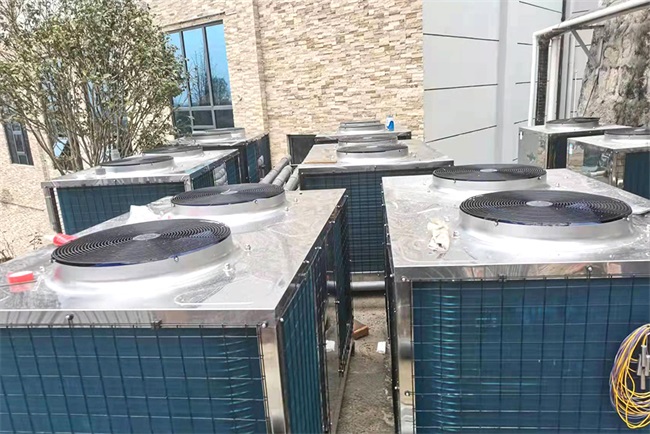 空气能热泵热水机组让温泉酒店热水更恒温