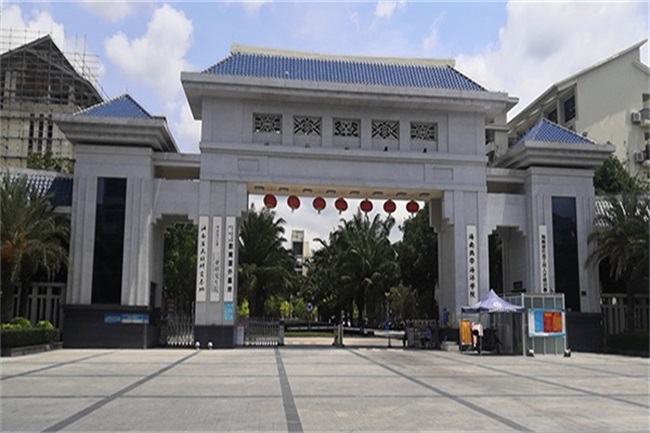 南方学校用空气源热水机的好处介绍