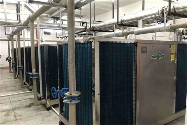工厂选用空气能热泵热水机组，热水量大、稳定更省电