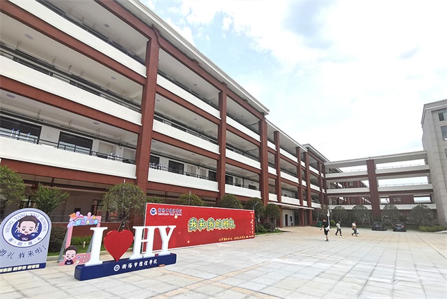 学校建设空气能热泵热水系统的好处