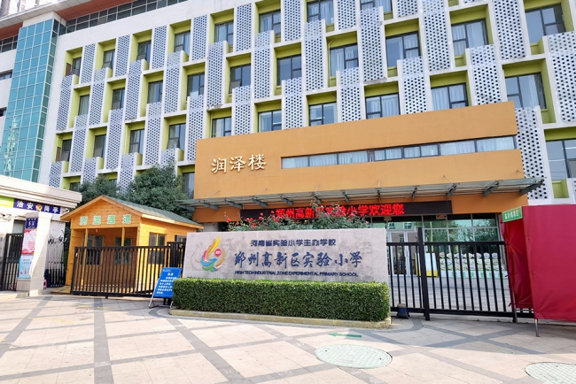 学校室内恒温游泳池，用空气能热泵更节能省钱