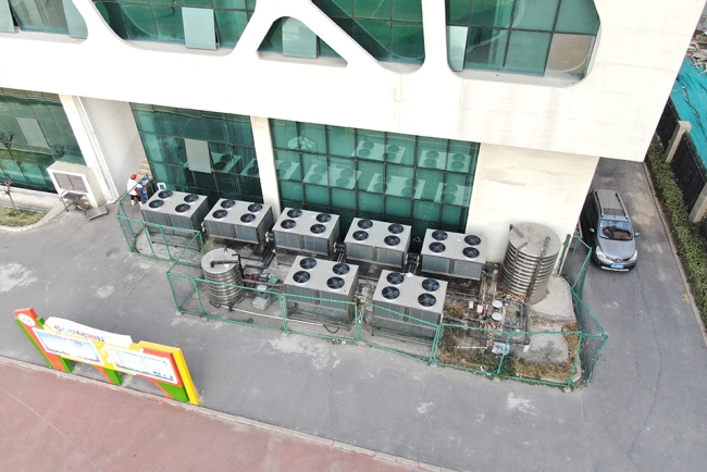 学校室内恒温游泳池，用空气能热泵更节能省钱