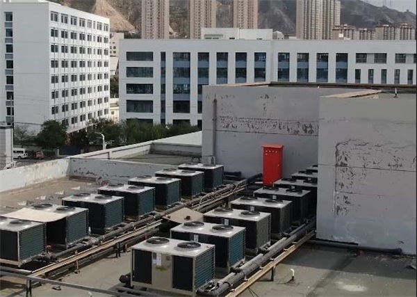 甘肃学校用空气源热泵，让学生洗上畅快热水澡